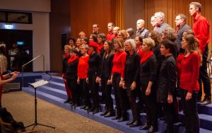 Der Chor steht auf der Treppe beim Bond-Medley